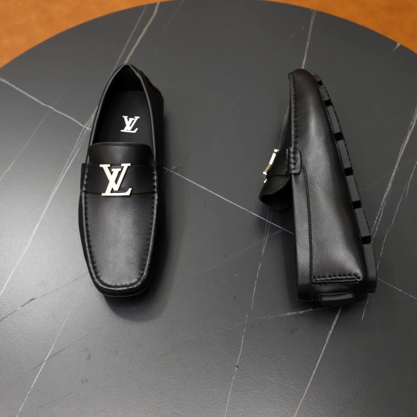 Ex-factory price: 480💰【LV】Louis Vuitton ⚠️High-end men’s driving and pedal series ⚠️38-44 (customized for 45) ⚠️All original cowhide leather! Thick and soft! Made entirely of calfskin lining! Rubber sheet anti-slip beanie sole! Three-dimensional package technology! Fashionable and classic! Handicrafts! Original high quality! Feel free to compare!